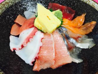 マグロと魚介八種丼