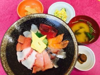 マグロと魚介八種丼